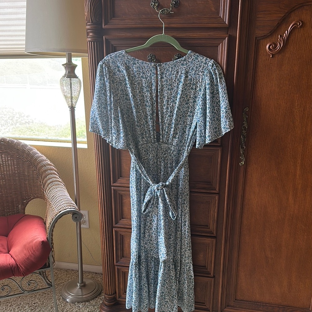 STILLWATER Chic Blue and White Floral Midi Dress with Plunging Neckline - Picture 6 of 12